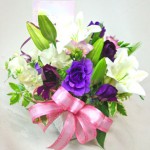 紫の花の春のアレンジメント