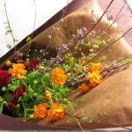 黄花コスモスと紫式部の花束