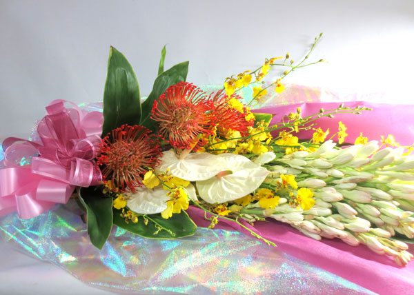 チューベローズとピンクッションの花束