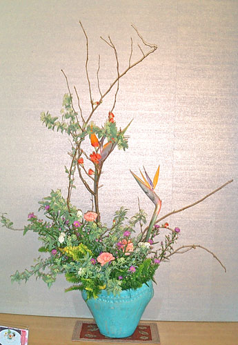 ストレリチアと木瓜のアレンジ 誕生花と花言葉のプレゼント