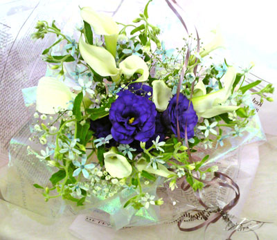 ブルースターとカラーの花束 誕生花と花言葉のプレゼント