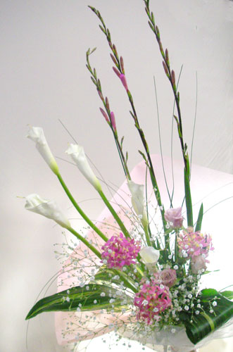 ワトソニアとカラーの花束