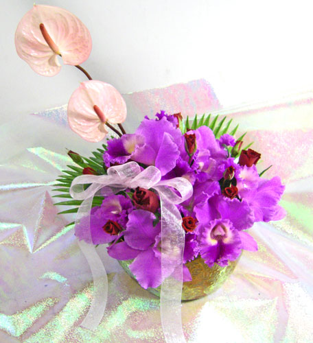 カトレアとアンスリウムのアレンジメント 誕生花と花言葉のプレゼント