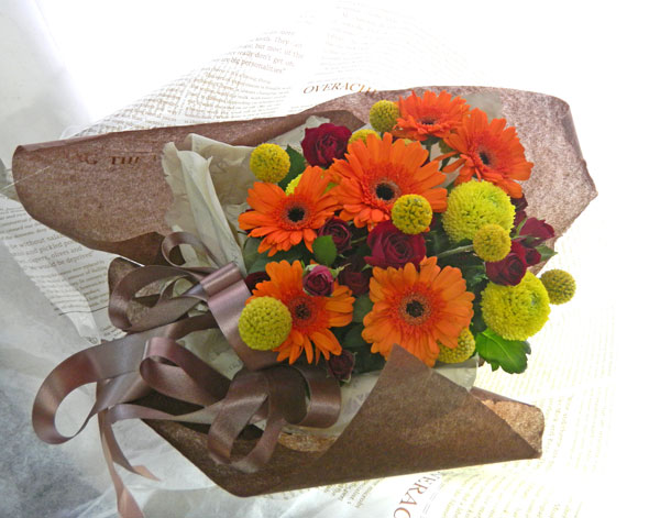 ピンポンマム（菊）とガーベラの花束