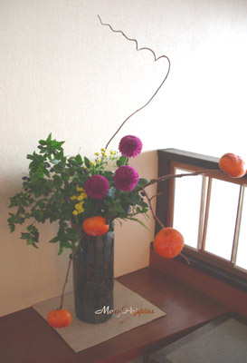 ピンポンマム（菊）と柿