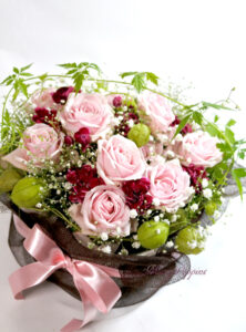 風船葛と薔薇のアレンジメント